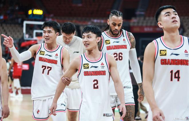山西队在主场与广东男篮展开交锋 山西队在主场与广东男篮展开交锋