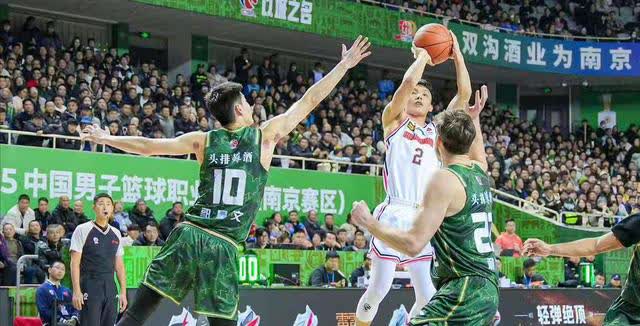 山西队在主场与广东男篮展开交锋 山西队在主场与广东男篮展开交锋