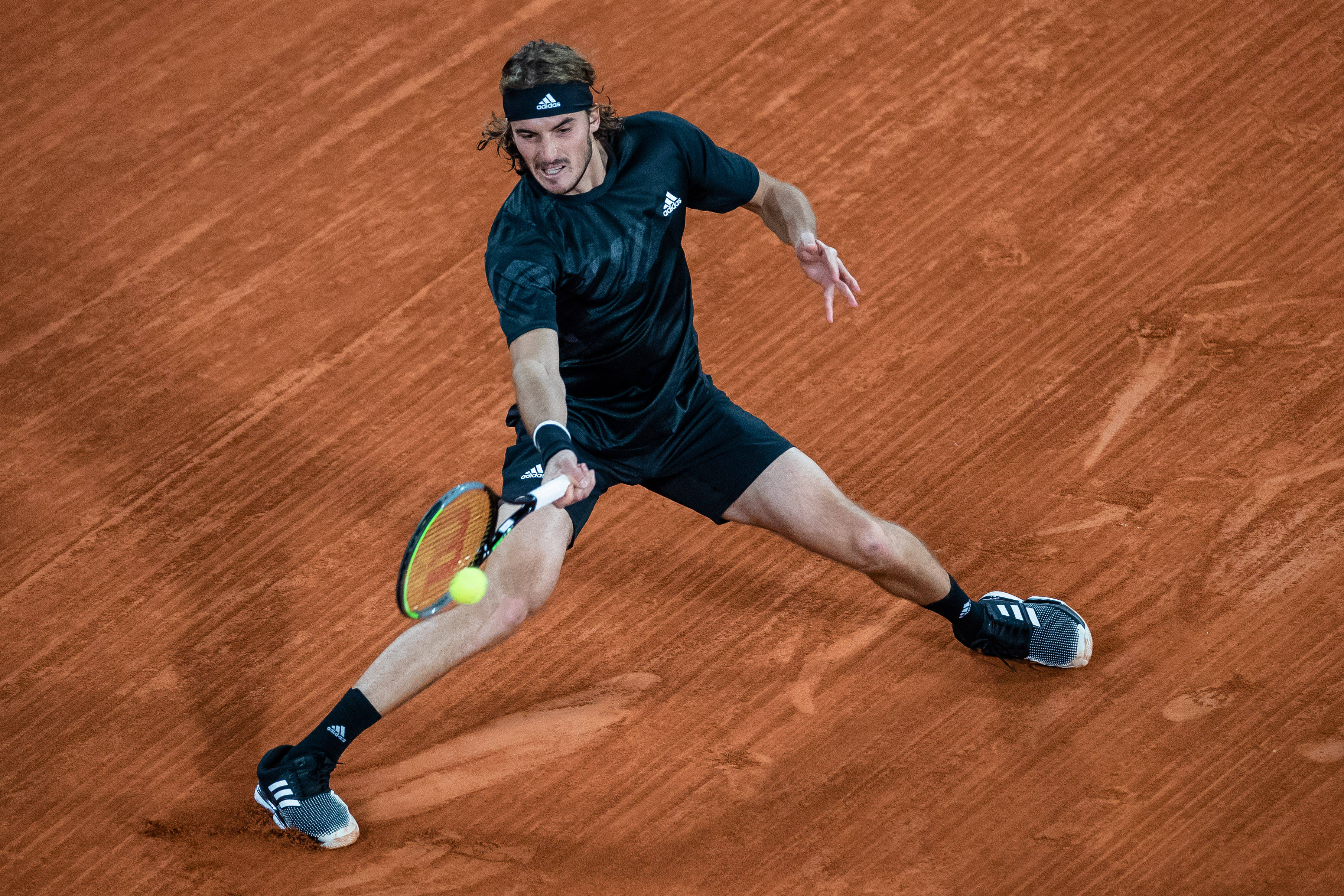 西班牙网球队力克美国网球队，西西帕斯统治全场的简单介绍