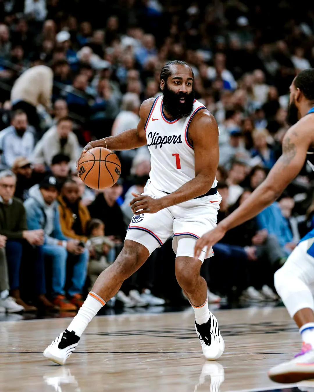 包含青岛队鏖战火箭，伦纳德高光表现的词条