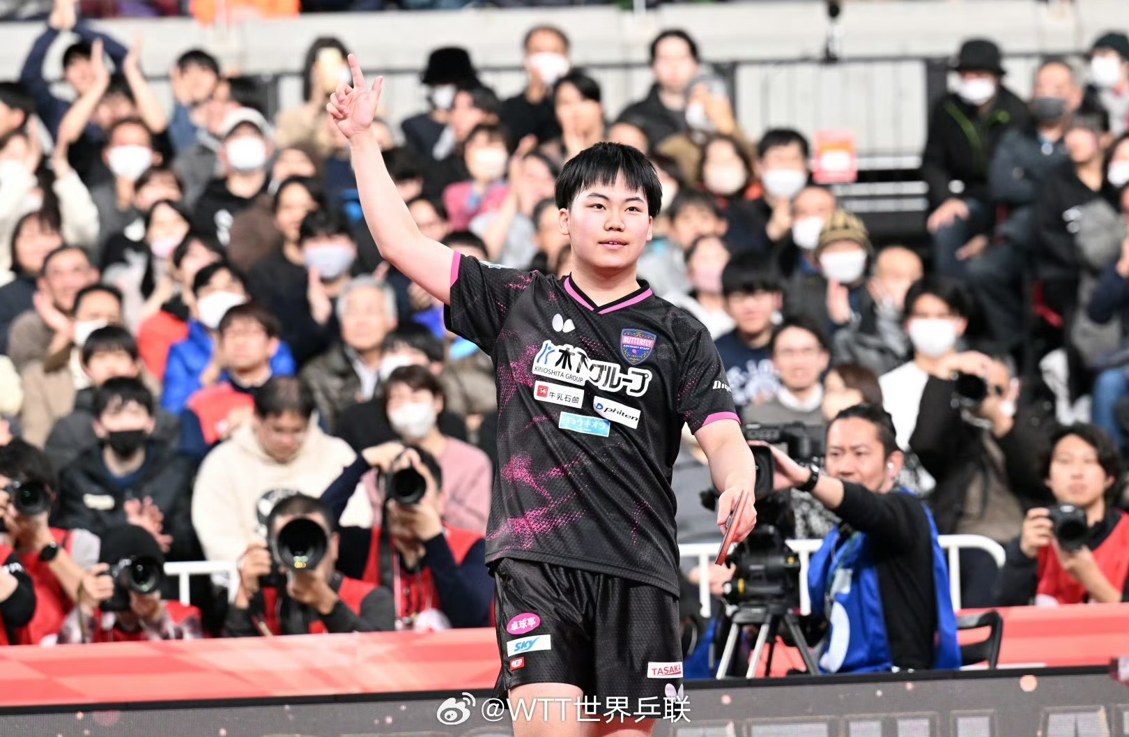 日本游泳选手创下新纪录，夺得冠军