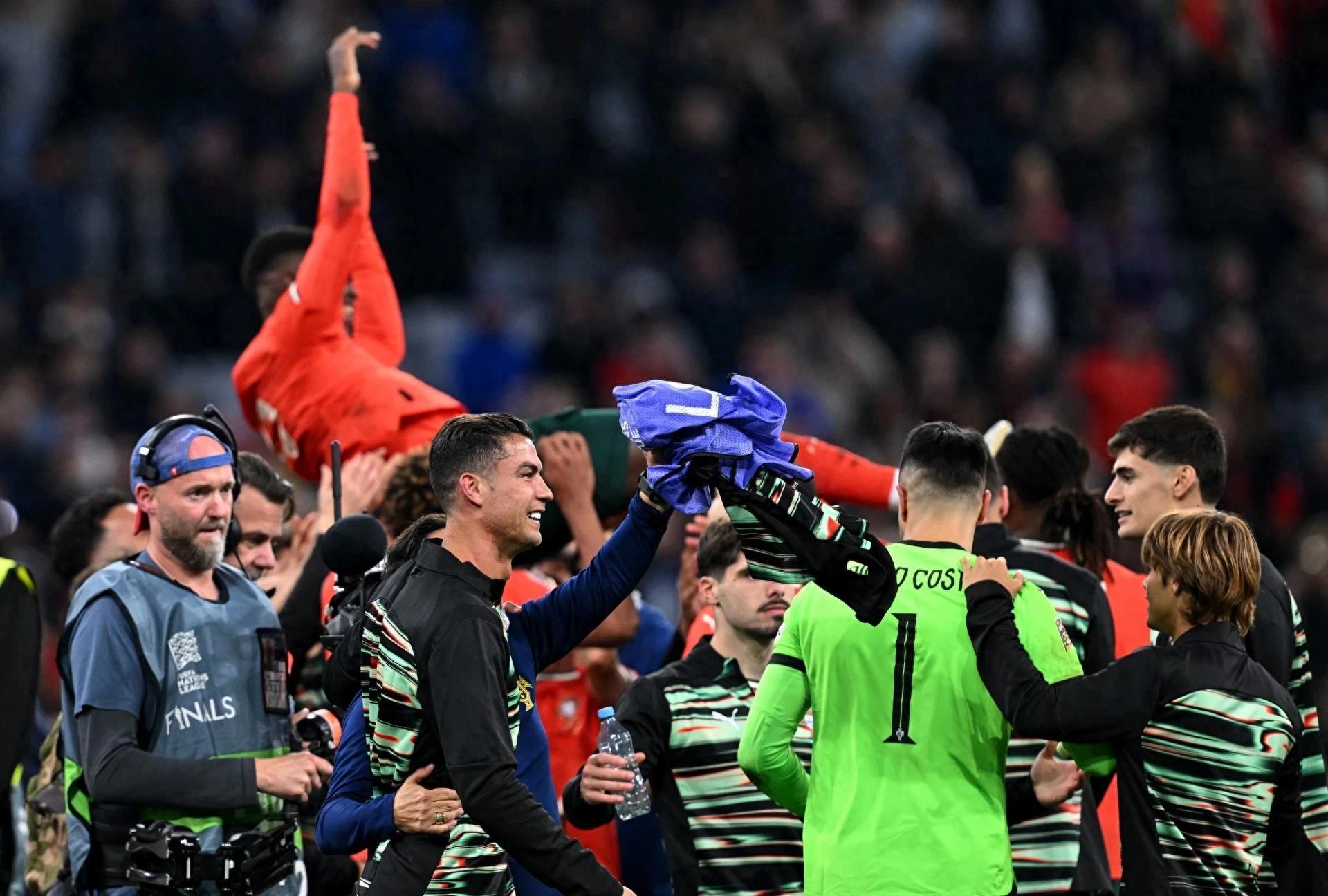 包含欧洲国家队备战欧冠预选赛，意欲夺冠的词条