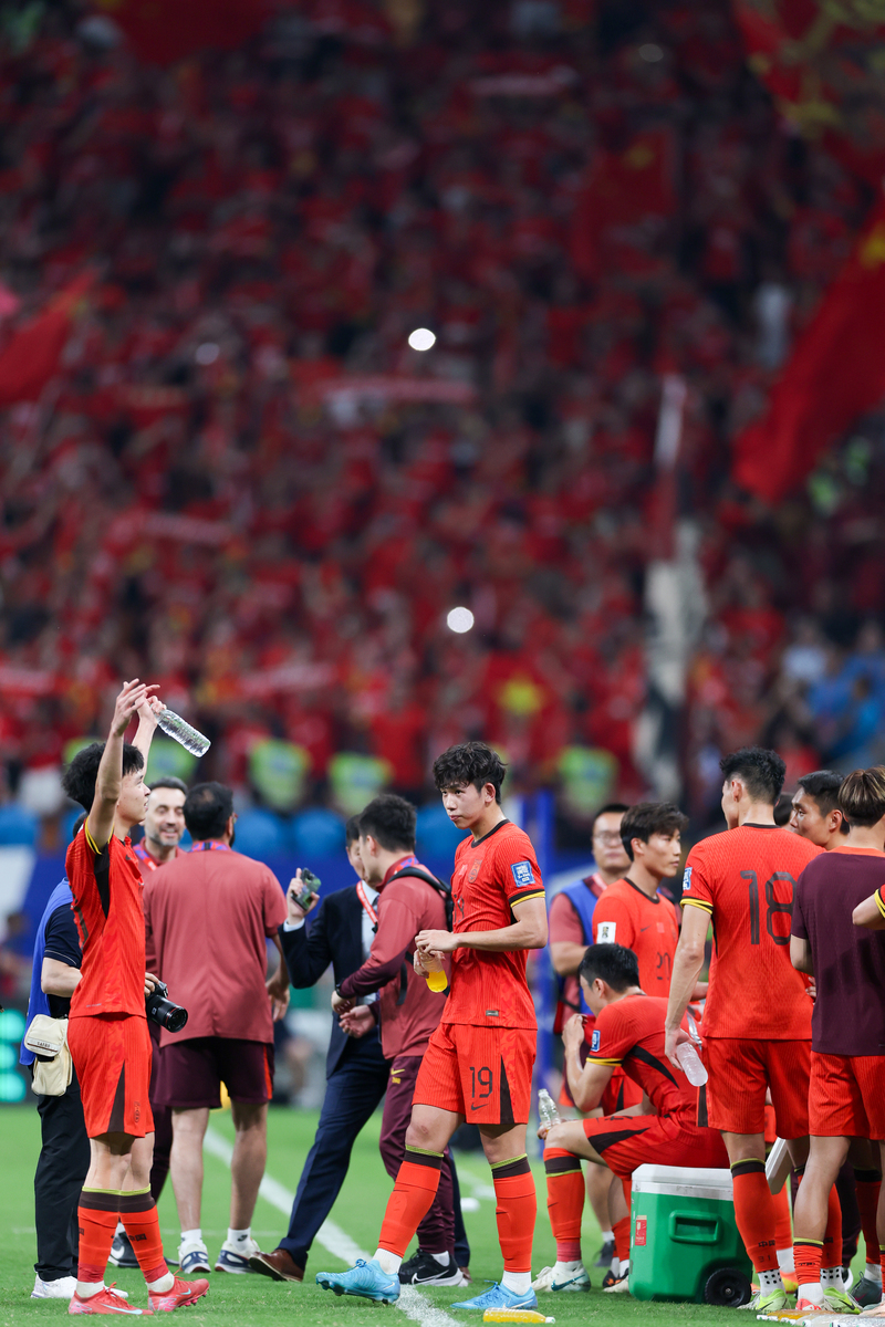 球场上热血飙升，队员们斗志昂扬