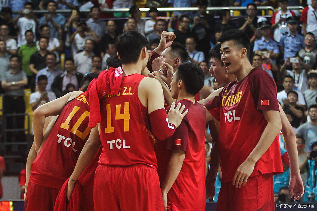 球场上热血飙升，队员们斗志昂扬