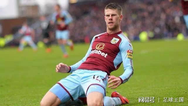 冰岛队球员发挥精彩,卫冕冠军晋级 冰岛队球员发挥精彩,卫冕冠军晋级