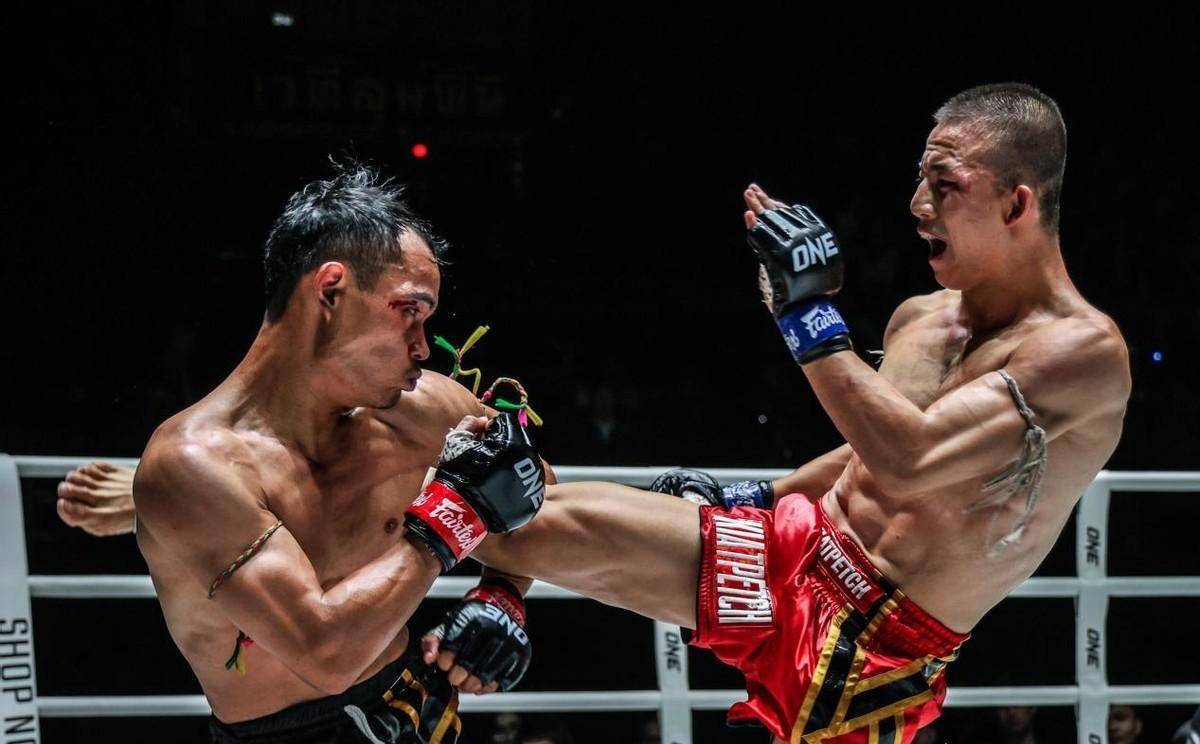 泰拳比赛尽展激情,选手奋力进攻的简单介绍 泰拳比赛尽展激情,选手奋力进攻的简单介绍