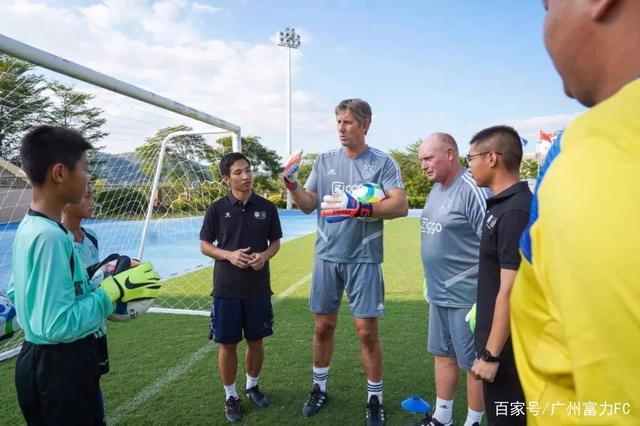 关于阿贾克斯赢得罗马，表现出众的团队合作精神的信息