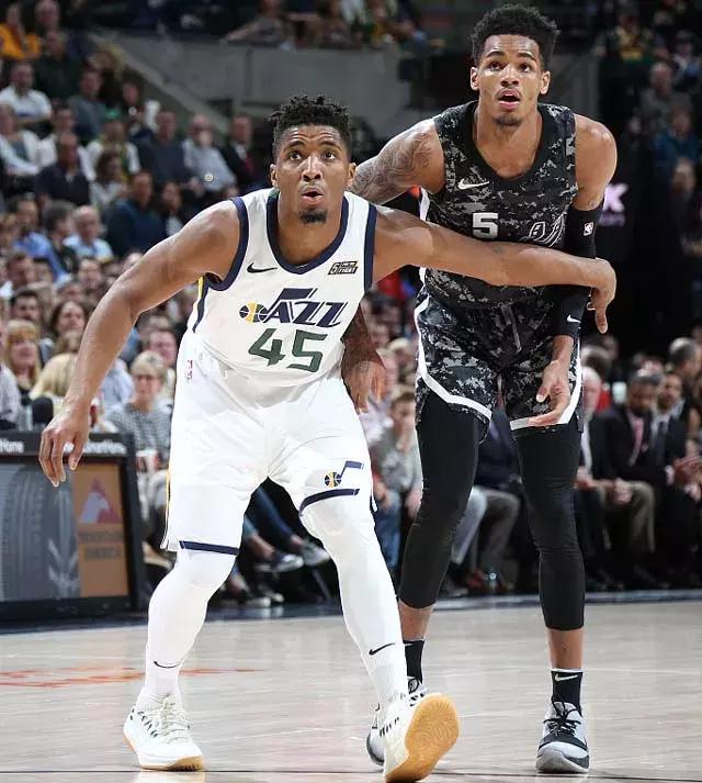 爵士轻取马刺英格尔斯亮相的简单介绍 爵士轻取马刺英格尔斯亮相的简单介绍