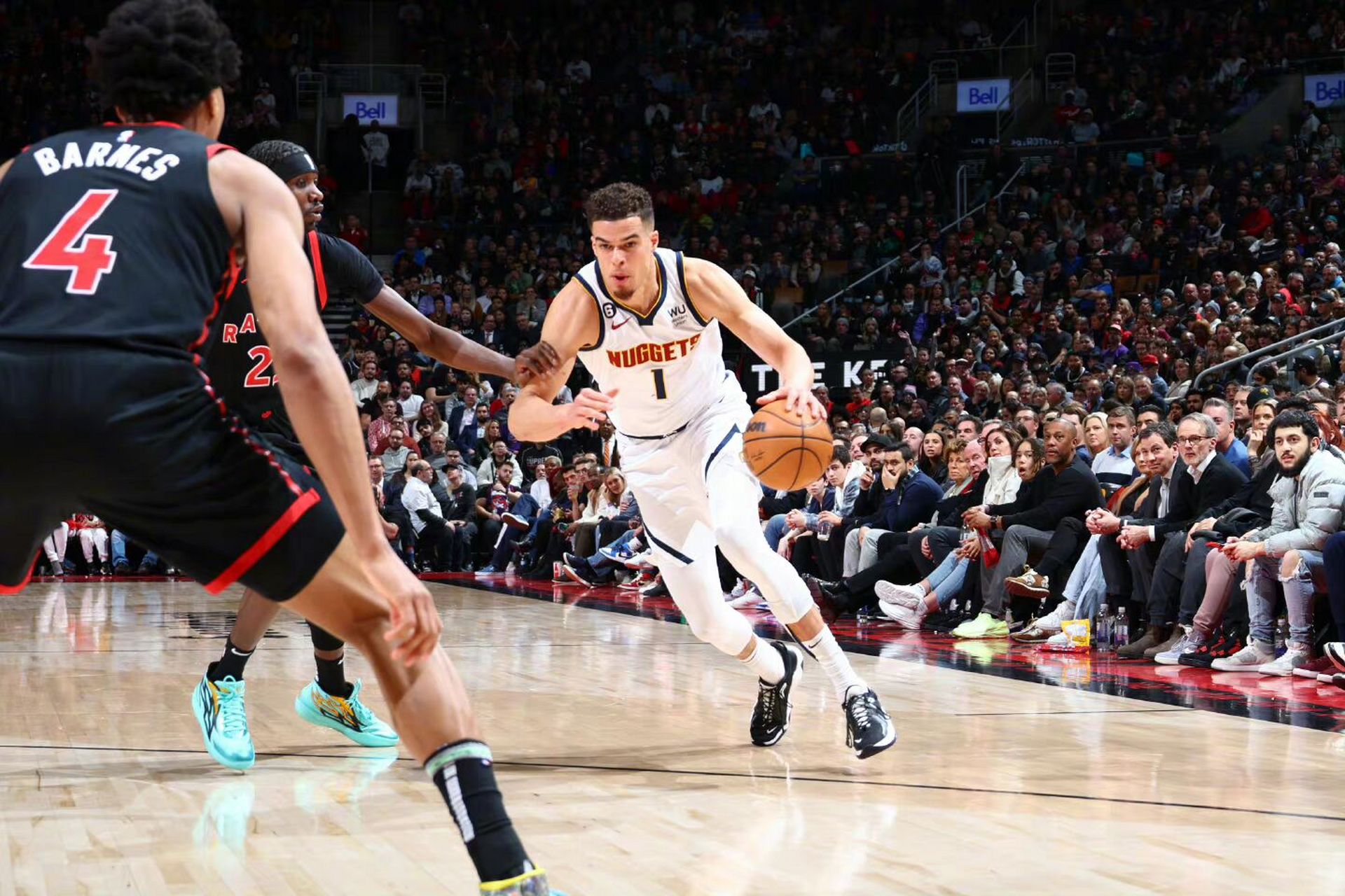 掘金险胜深圳队，范弗利特惊艳四座