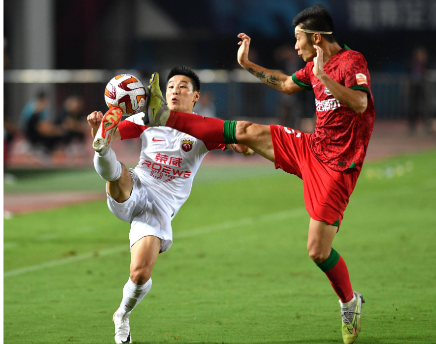 球队老将因伤缺席，队友联手突破困境的简单介绍