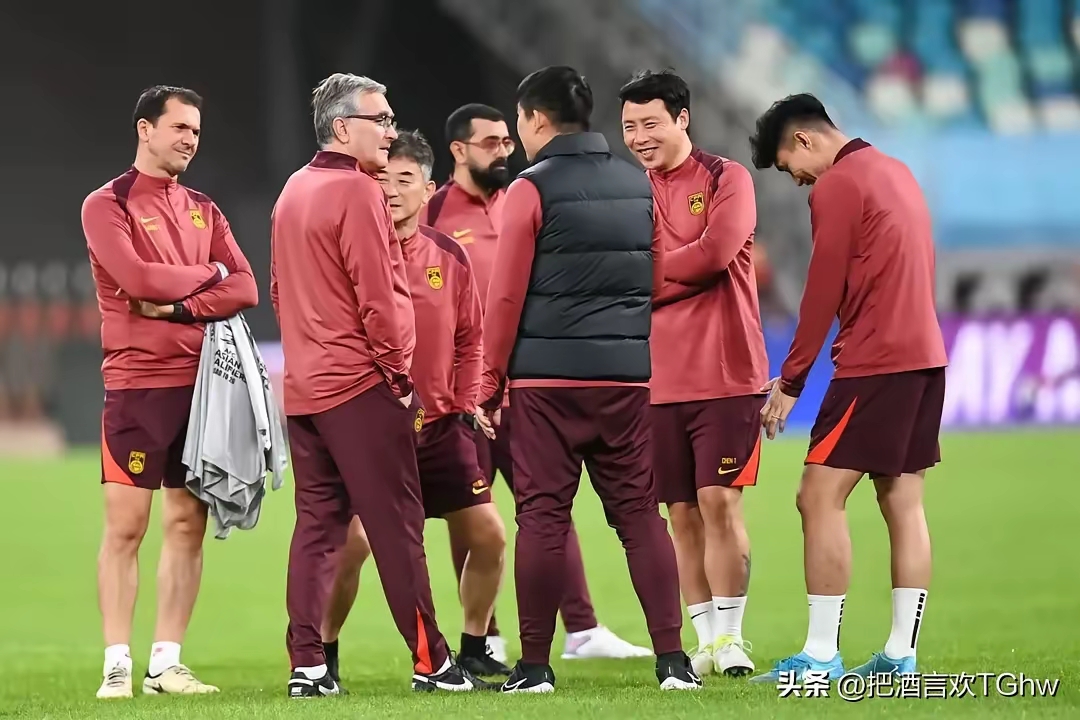 球队老将因伤缺席，队友联手突破困境的简单介绍