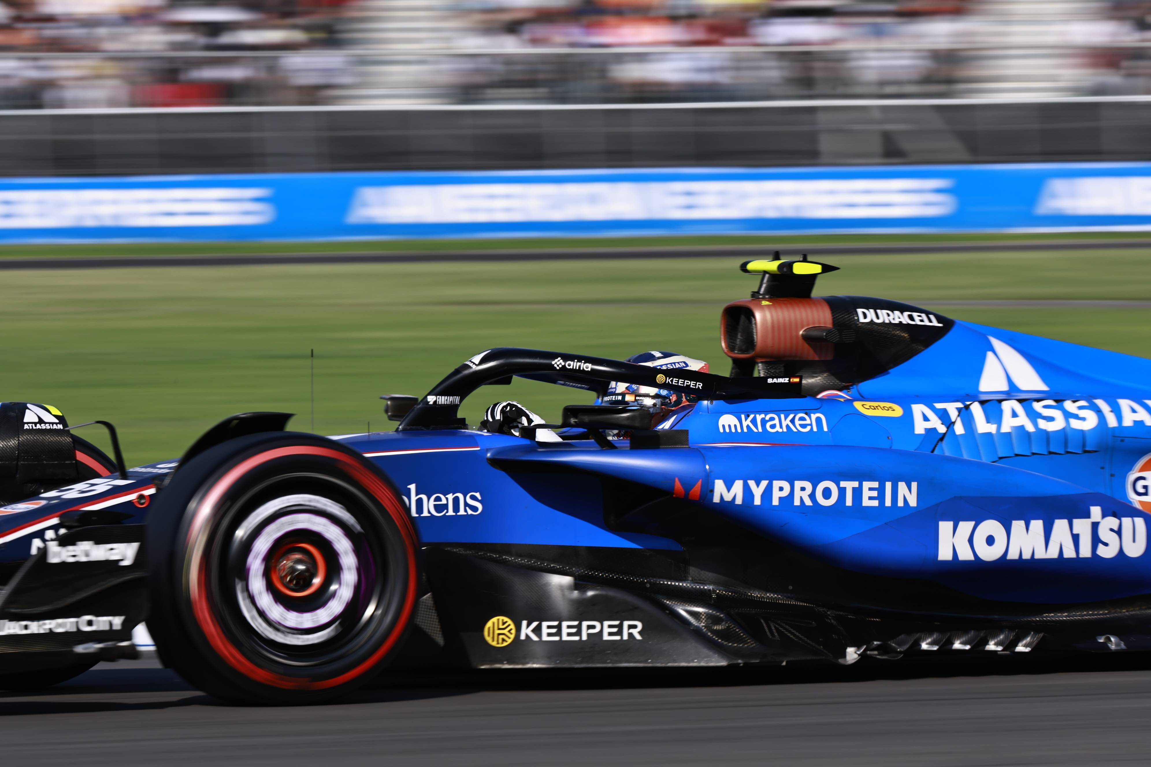 红牛车队横扫阿斯顿马丁，塞恩斯高光表现的简单介绍