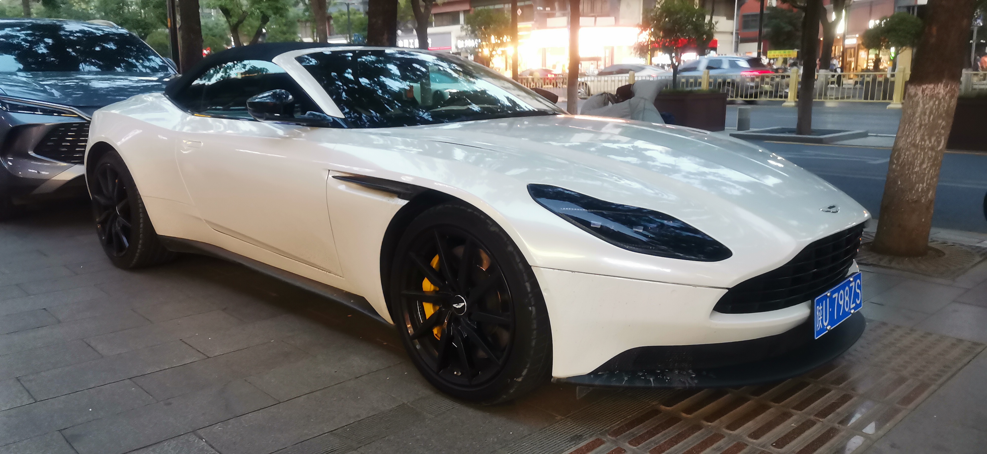 阿斯顿马丁逆转梅赛德斯，汉密尔顿高光表现的简单介绍