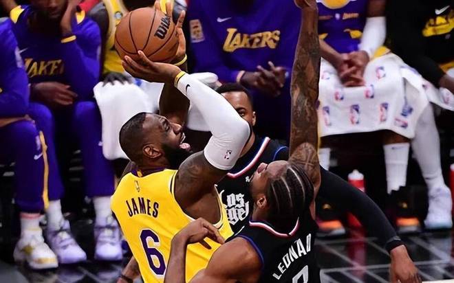 上海队力克湖人,伦纳德关键制胜 上海队力克湖人,伦纳德关键制胜