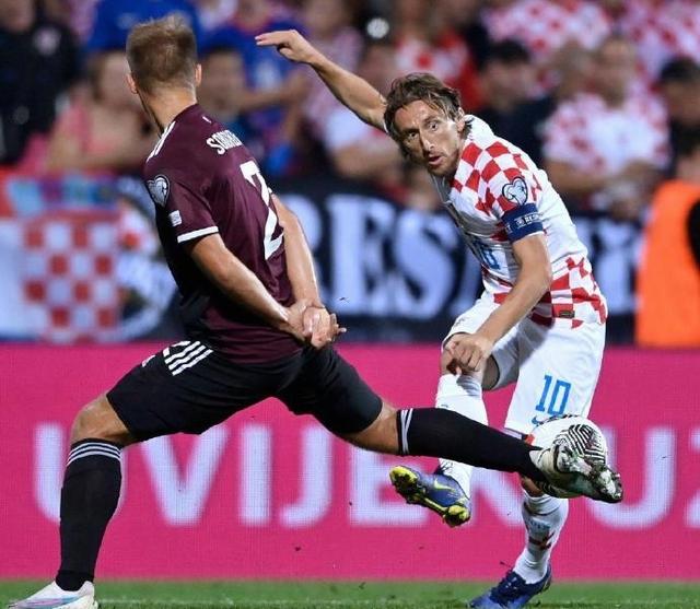 关于克罗地亚队在欧洲预选赛中险胜对手，晋级的信息